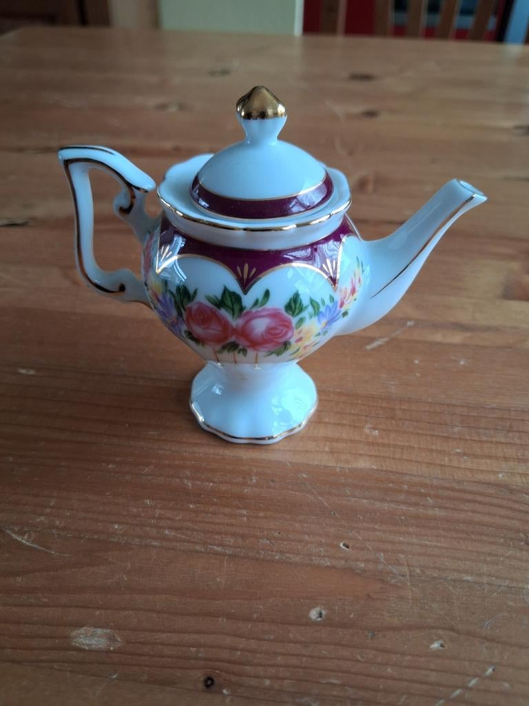 Vintage miniatuur theepotje, Ophalen of Verzenden, Zo goed als nieuw, Porselein