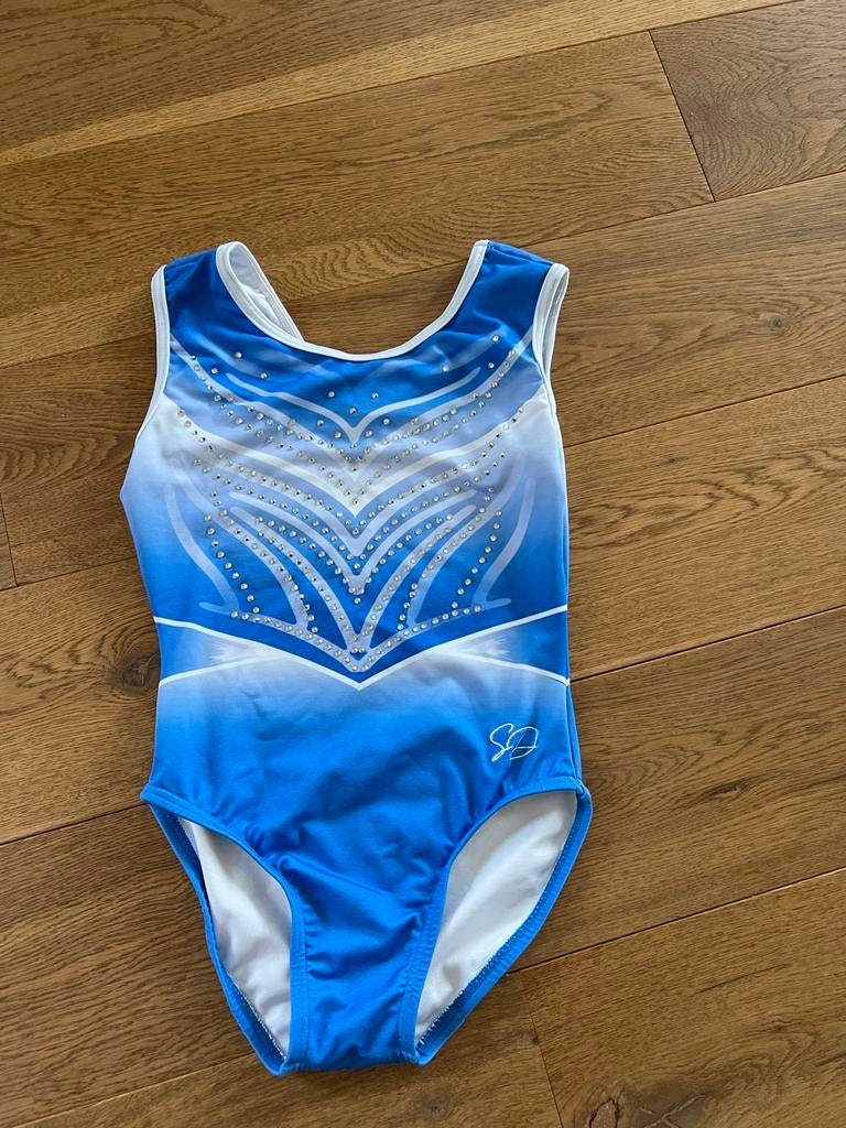 Blauw-wit turnpakje Sparkle met strass steentjes maat CLA, Sport en Fitness, Turnen, Blauw, Ophalen of Verzenden, Zo goed als nieuw