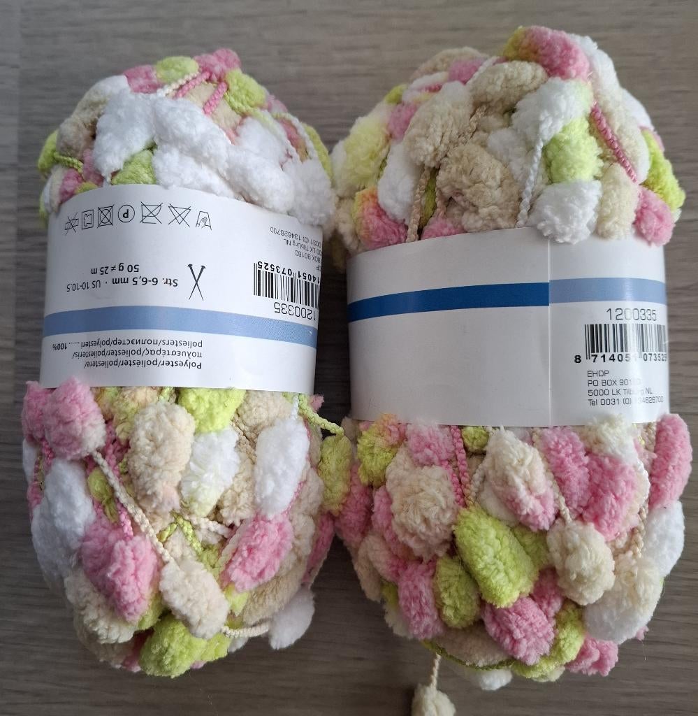 Zachte Pompon Wol - 2 Bollen, Ophalen of Verzenden, Nieuw, Breien, Wol of Garen