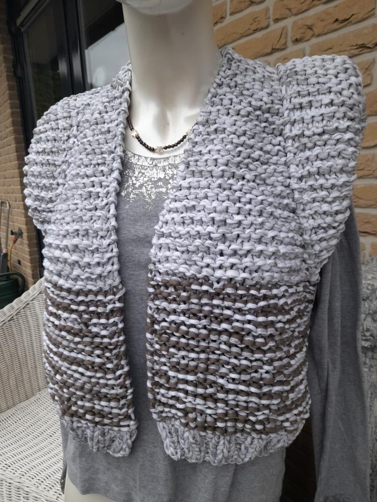 Nieuw handgebreid Gilet model Kiro by Kim, Ophalen of Verzenden, Nieuw, Maat 38/40 (M), Grijs