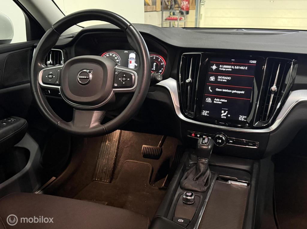 Volvo V60 2.0 T5 Momentum HUD / CARPLAY / TREKHAAK, 15 km/l, Euro 6, 4 cilinders, 1969 cc