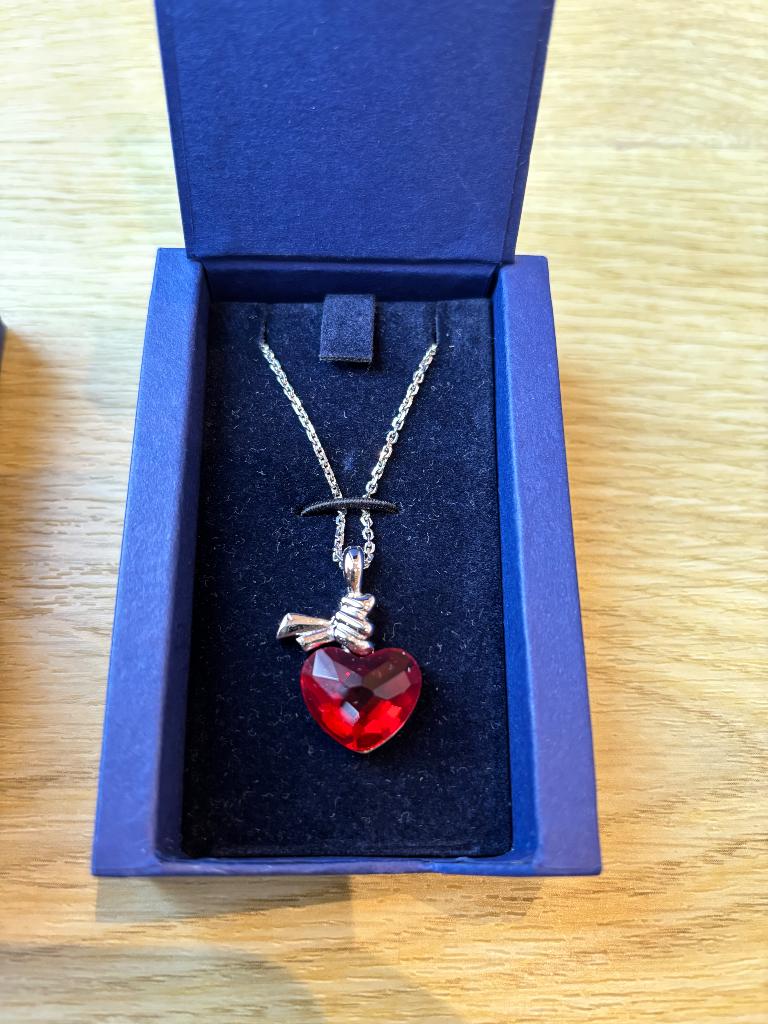 Ketting Swarovski met certificaat  - rood hart, Overige materialen, Ophalen of Verzenden, Zo goed als nieuw, Met kristal