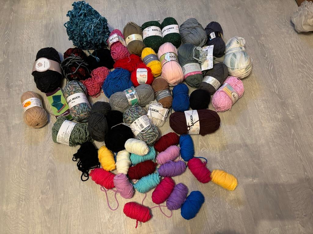 Grote partij diverse bollen wol en garen, Ophalen of Verzenden, Zo goed als nieuw, Breien of Haken, Wol of Garen
