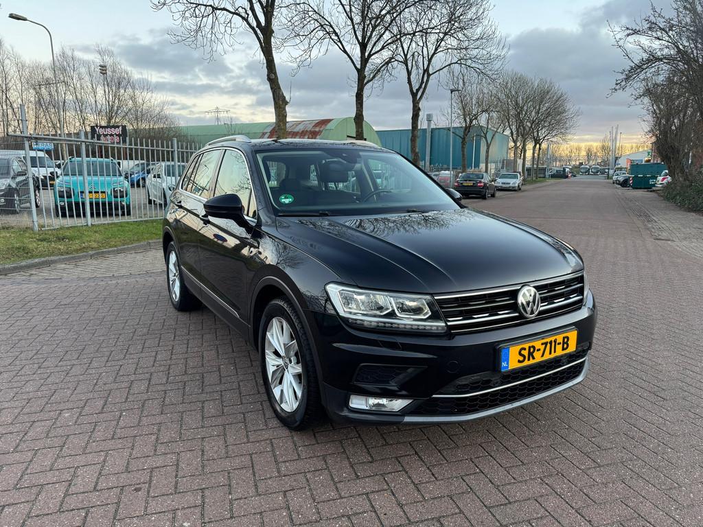 Volkswagen Tiguan 2.0 TDI Highline automaat prijs ex bpm, Gebruikt, Euro 6, 4 cilinders, Zwart