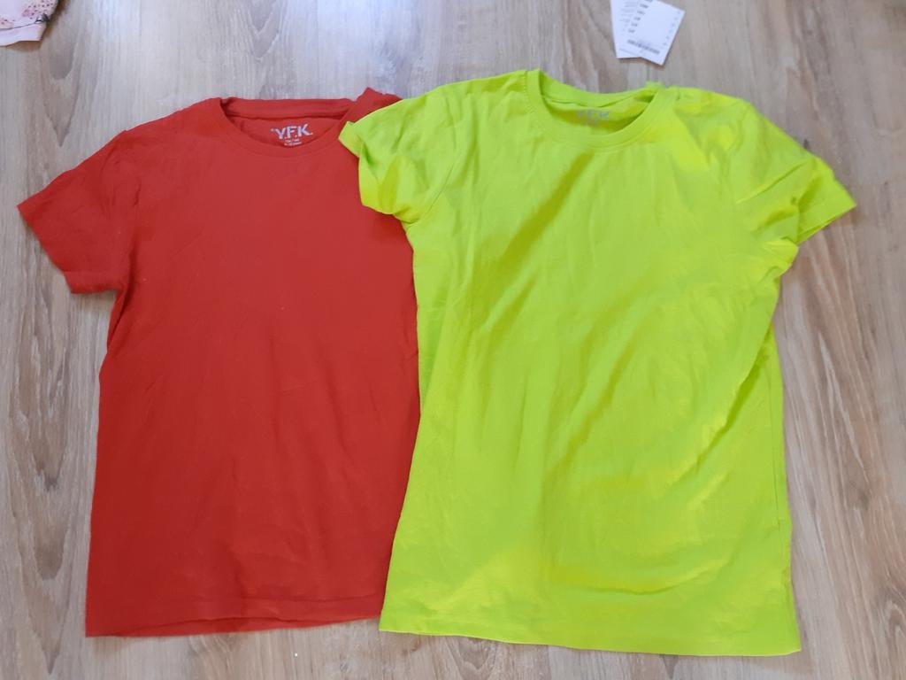 1 nieuw en 1 zgan T shirt maat 134/140, Meisje, YFK, Ophalen of Verzenden, Zo goed als nieuw