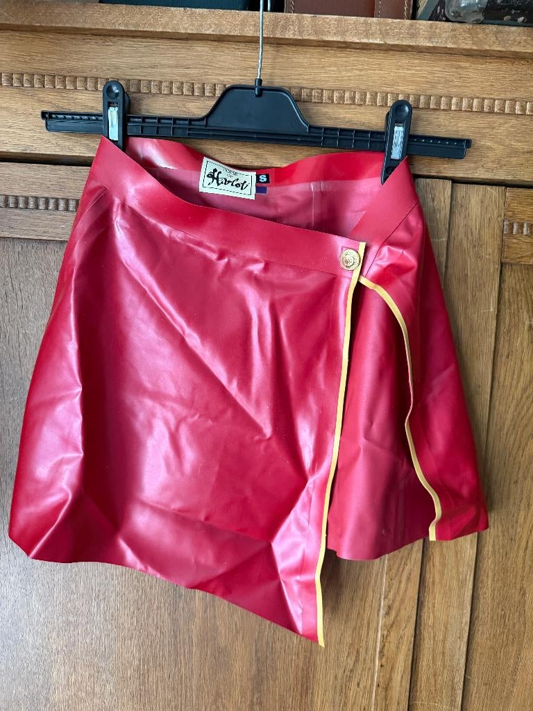 House of Harlot Rubber latex rode rok met split S, Kleding | Dames, Rokken, Zo goed als nieuw, Maat 34 (XS) of kleiner, Rood, Boven de knie