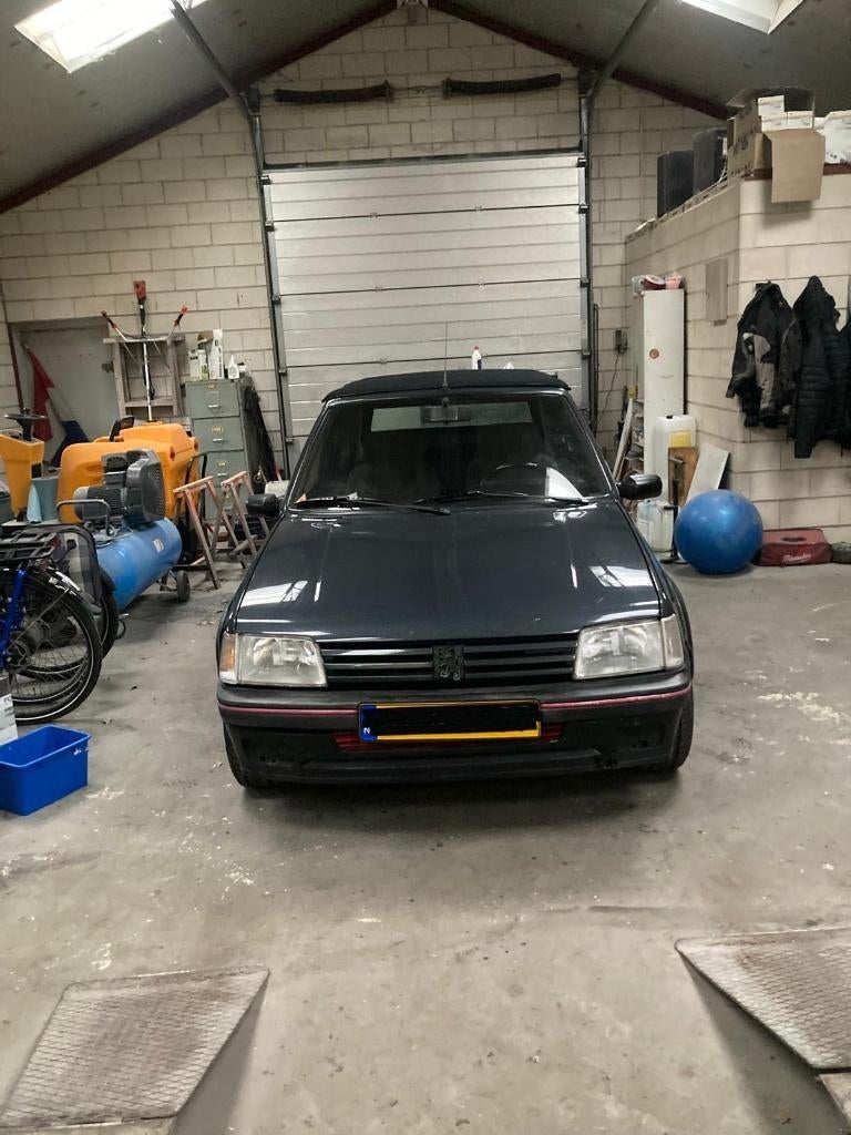 Peugeot 205 1.9 CTI Cabriolet U9 1992 Donker grijs 2JR APK, Auto's, Peugeot, Voorwielaandrijving, 4 cilinders, Zwart, 102 pk