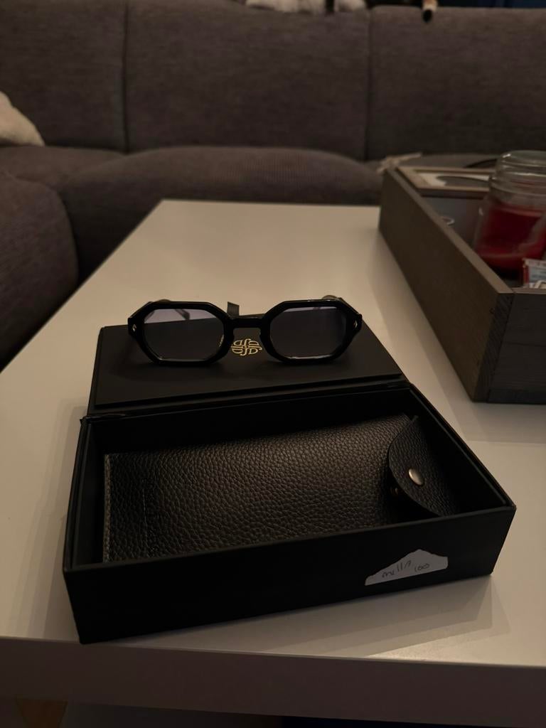 John dalia milla 100, Zonnebril, Zwart, Zo goed als nieuw, Ophalen