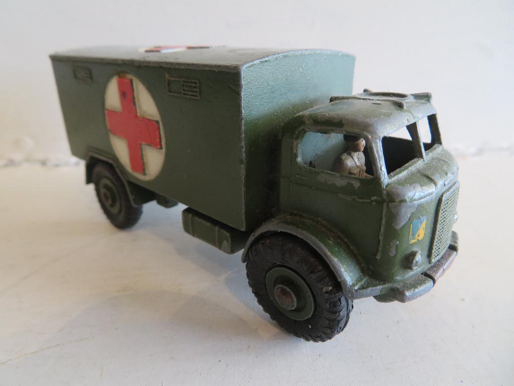 Dinky Toys Military Ambulance 626 met Chauffeur, Ophalen of Verzenden, Gebruikt, Auto, Dinky Toys