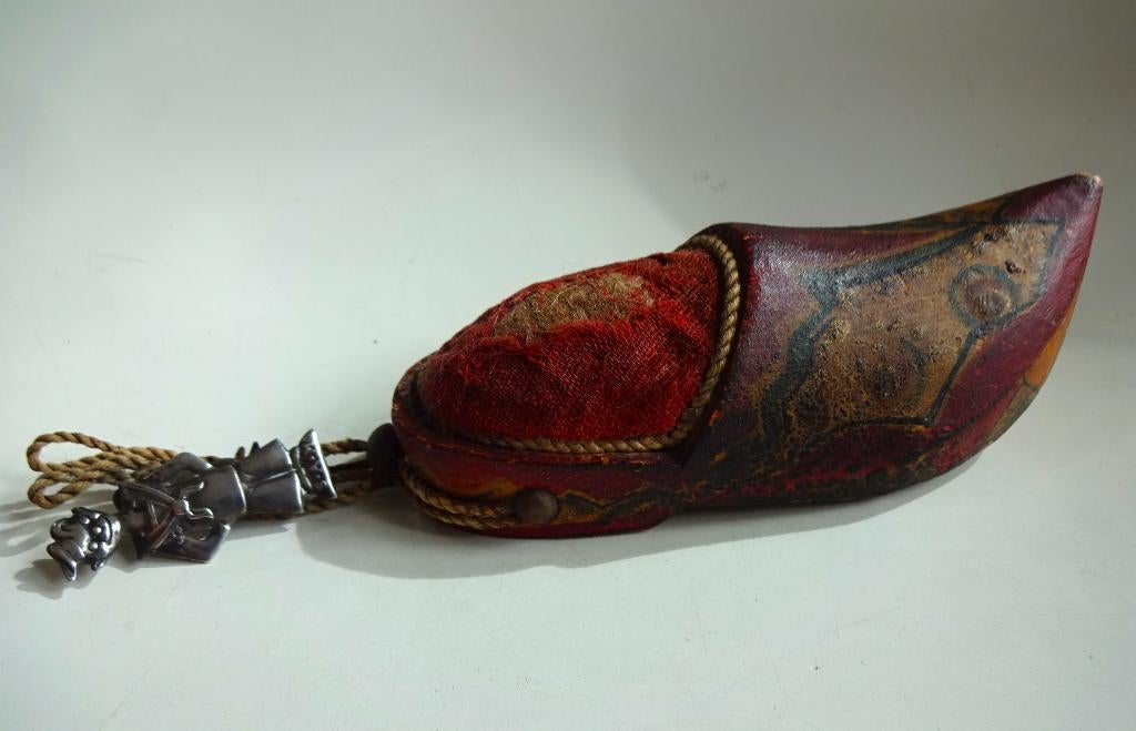 19e Eeuwse klomp speldenkussen: Belgisch volkkunst, Antiek en Kunst, Antiek | Overige Antiek, Ophalen of Verzenden