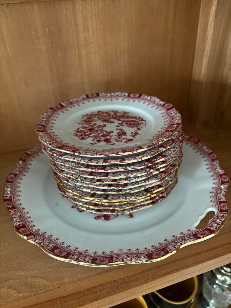 Antieke borden met rood-wit patroon en gouden rand, Gebruikt, Keramiek, Ophalen of Verzenden, Bord(en)