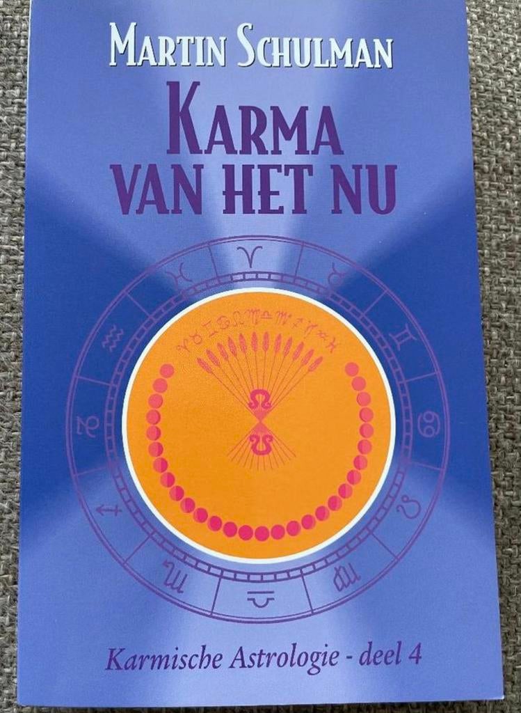 Boek In Karma van het Nu, Ophalen of Verzenden, Zo goed als nieuw, Astrologie, Achtergrond en Informatie