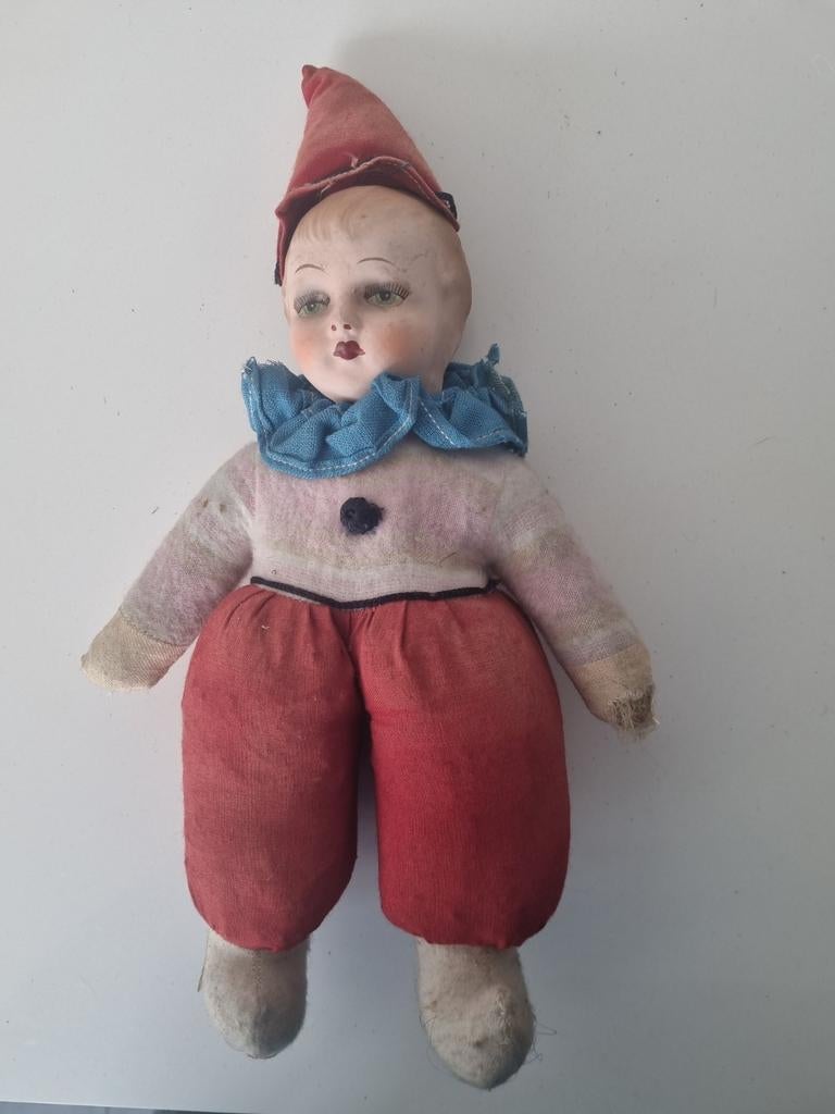 Antiek popje van 25cm clowntje met lijf van stro., Ophalen of Verzenden