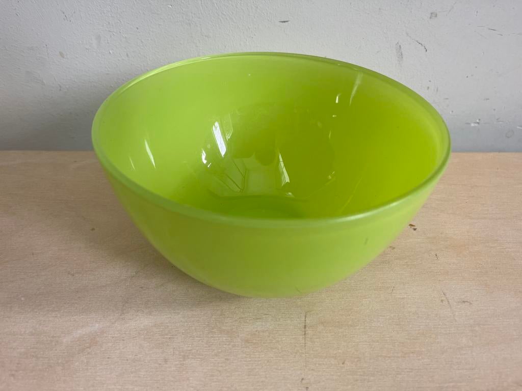 Zware kwaliteit glazen kom in limegroen, Gebruikt, Ophalen of Verzenden, Glas, Kom(men)