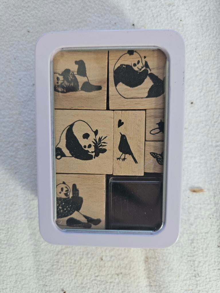 Stempelset Panda's en Vogel in blikje - 7 stempels, Ophalen of Verzenden, Zo goed als nieuw, Houten stempel