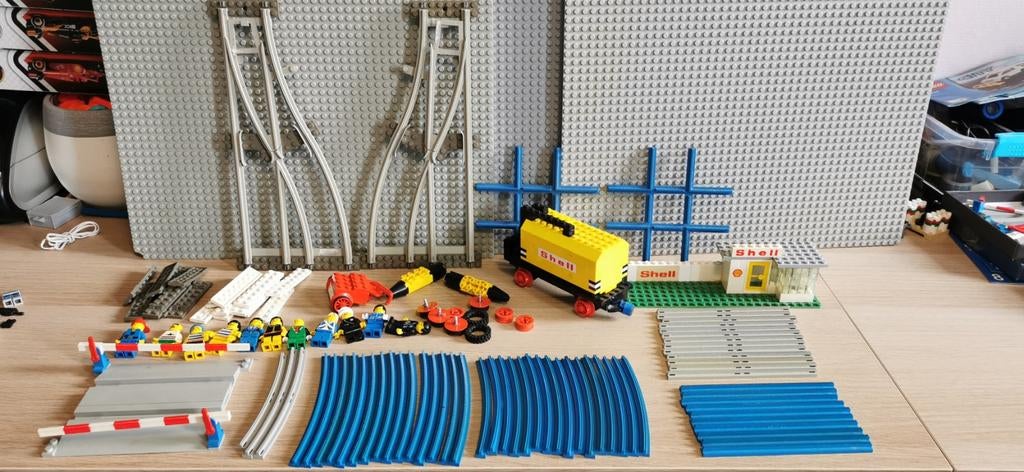 Lego retro rails, wagon, poppetjes en Shell tankstation, Kinderen en Baby's, Speelgoed | Duplo en Lego, Ophalen of Verzenden