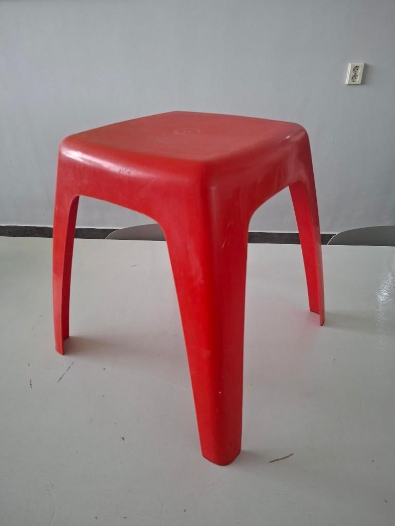 vintage rode kruk minimalist design jaren 70 retro space age, Huis en Inrichting, Krukjes, Ophalen of Verzenden, Gebruikt, Kunststof