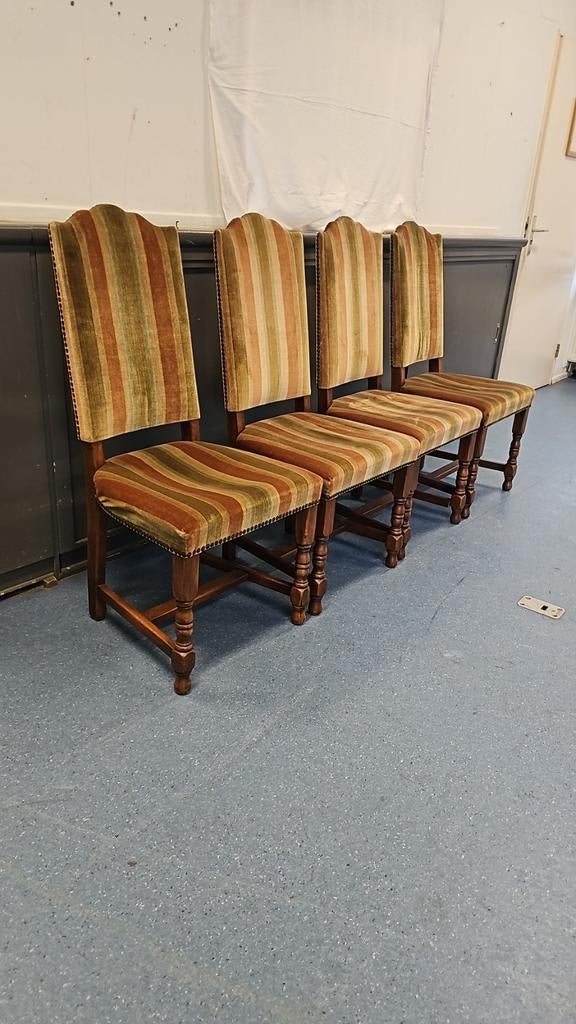 Antieke houten stoelen, Ophalen