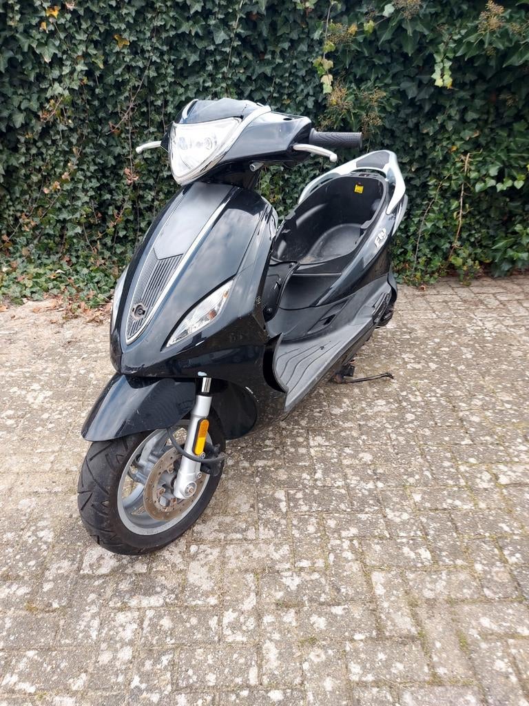 Piaggio new fly 4t, Fietsen en Brommers, Scooters | Piaggio, Ophalen, Gebruikt, Fly, Benzine
