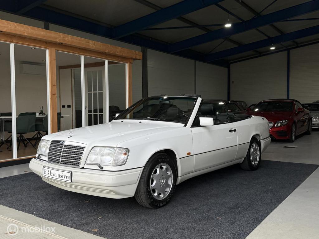 1993 Mercedes E320 Cabrio | 5 traps | Airco | Leder |119 dkm, Auto's, Automaat, Achterwielaandrijving, Gebruikt, Zwart