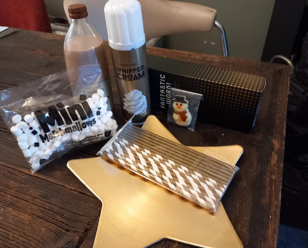 feestpakket, koekjes slagroom gratis bij serveerschaal Pasen, Ophalen