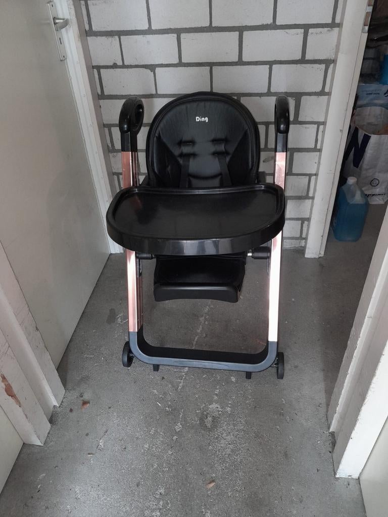 Mooie kinderstoel!, Tuin en Terras, Houtskoolbarbecues, Ophalen, Zo goed als nieuw