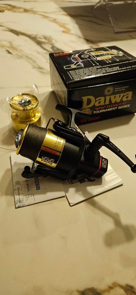 1x Daiwa Tournament Whisker SS2600 (als nieuw), Ophalen of Verzenden, Zo goed als nieuw, Molen