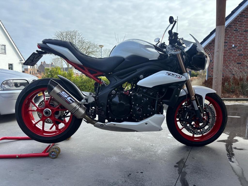 Triumph Speed Triple 1050 - 2011 - Naked Bike, Motorrijbewijs A, 3 cilinders, Particulier, 1050 cc