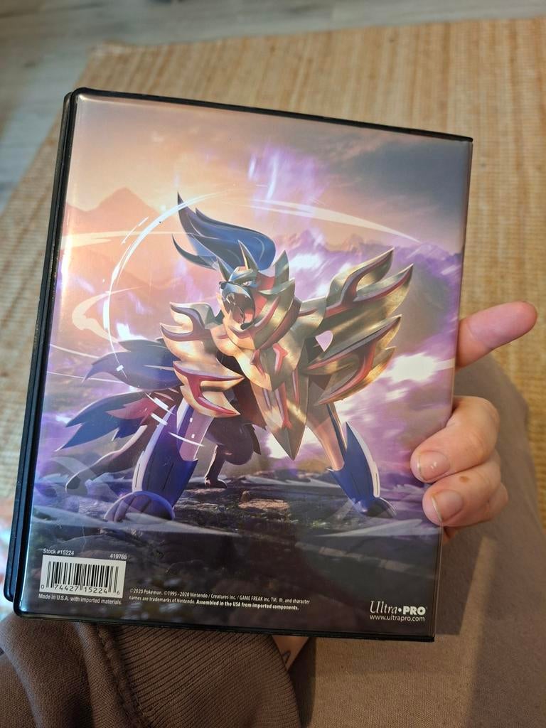 Pokémon Sword & Shield 4-pocket binder, Ophalen of Verzenden, Zo goed als nieuw, Boek of Catalogus, Foil