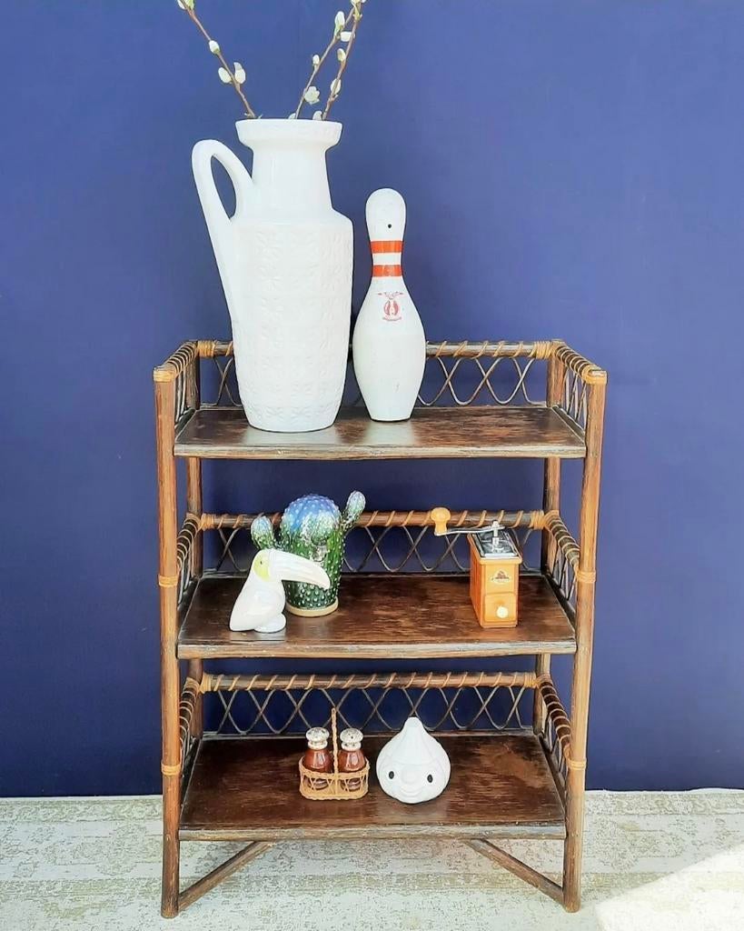 Klein vintage manou rotan schappen kastje, handdoeken rekje, Huis en Inrichting, Woonaccessoires | Etagères, Gebruikt, Ophalen of Verzenden
