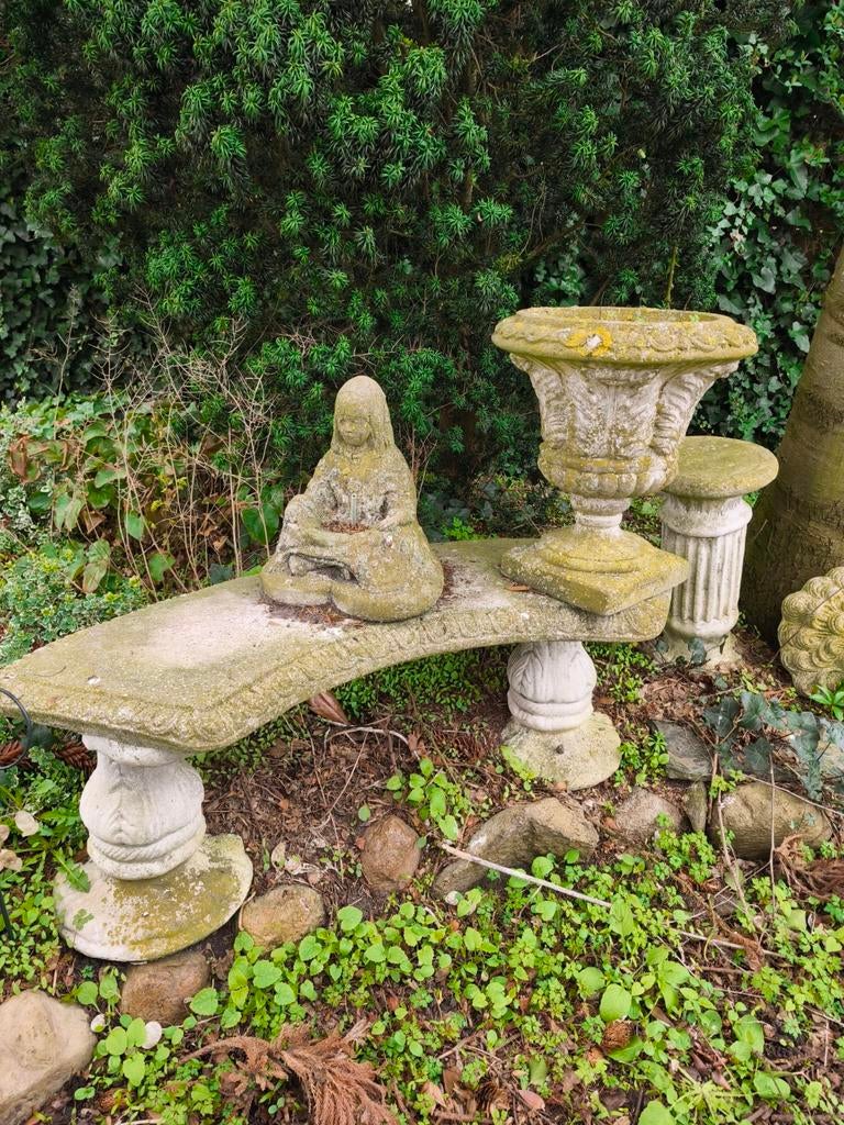 Betonnen ornamenten: tafel, banken, schalen, potten en beeld, Ophalen