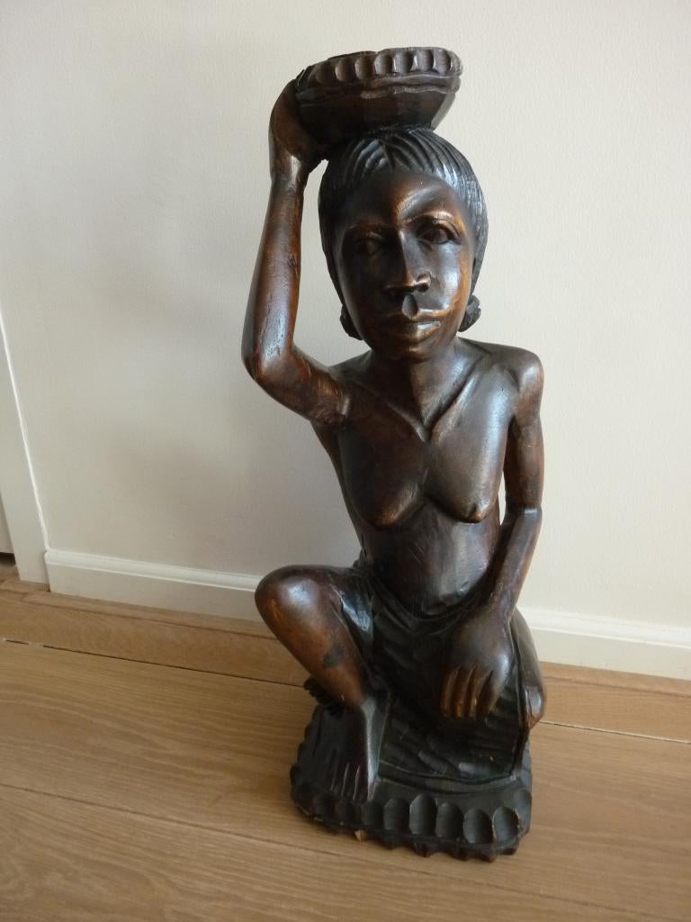 Handgesneden Afrikaans houten beeld van een vrouw., Antiek en Kunst, Kunst | Beelden en Houtsnijwerken, Ophalen, 50 - 100 cm, Handgemaakt