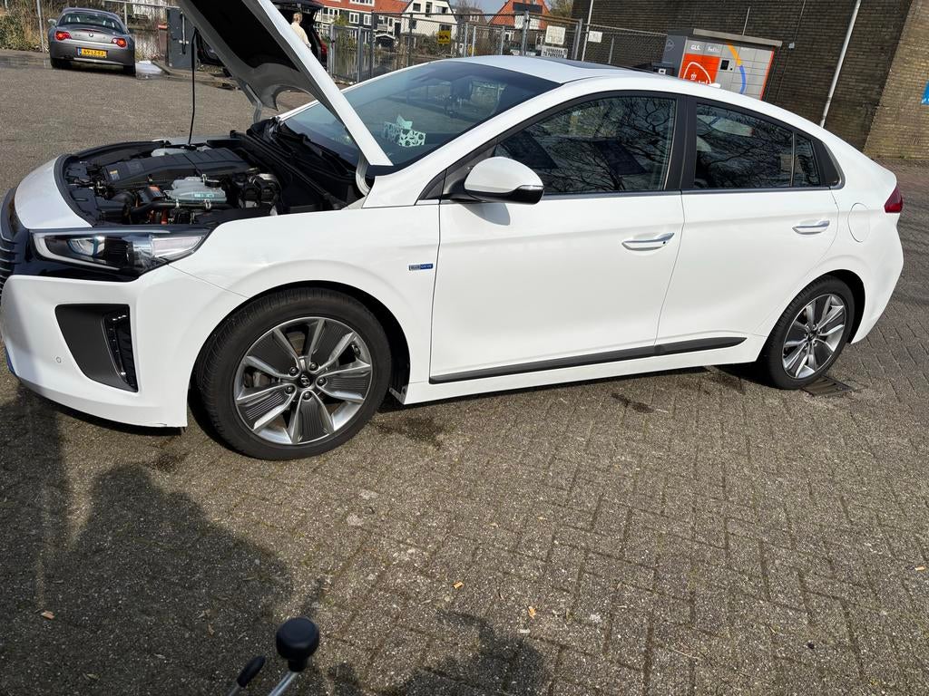 Hyundai IONIQ 1.6 GDI Blue HEV 141 pk DCT 2017 Wit, Auto's, Hyundai, 1345 kg, Euro 6, Bluetooth, Wit