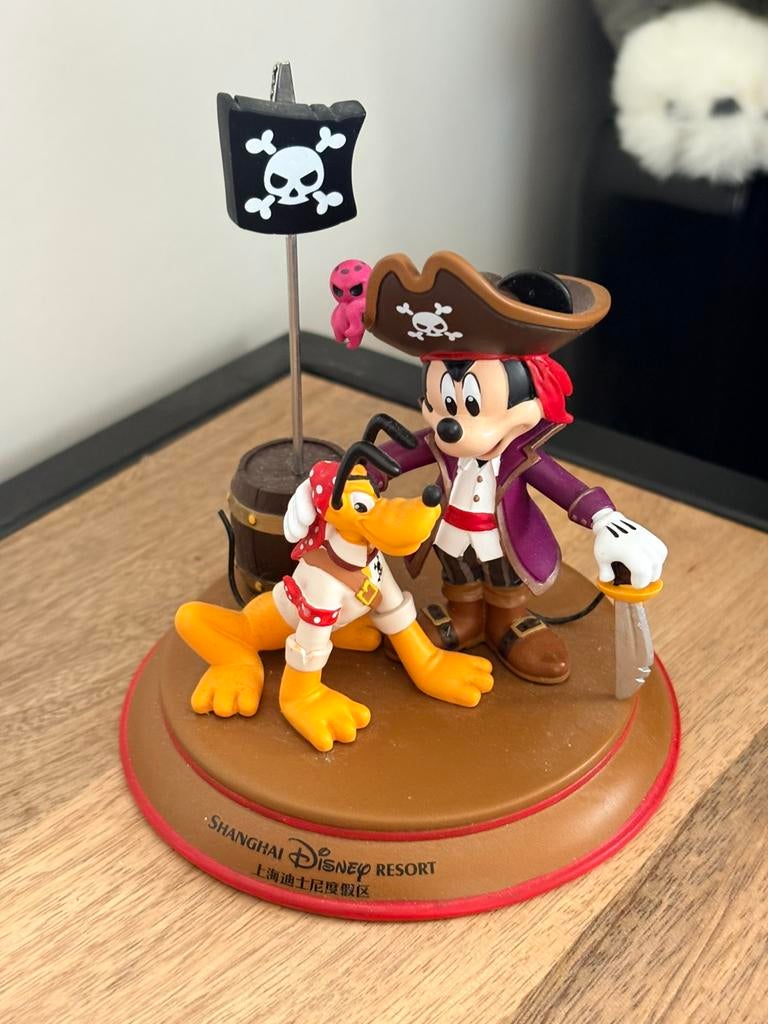 Disney parks shanghai mickey en pluto beeldje, Verzamelen, Disney, Ophalen of Verzenden, Mickey Mouse, Zo goed als nieuw, Beeldje of Figuurtje