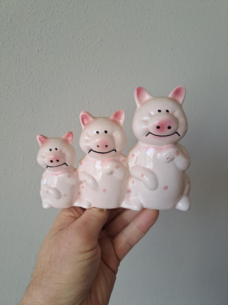Drie varkens op een rij, porselein 15.5x6.5x11,5cm, Verzamelen, Dierenverzamelingen, Ophalen of Verzenden, Zo goed als nieuw, Boerderijdier