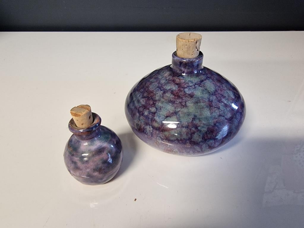 Set van 2 keramische flesjes met kurk - paars/groen, Antiek en Kunst, Antiek | Vazen, Ophalen of Verzenden