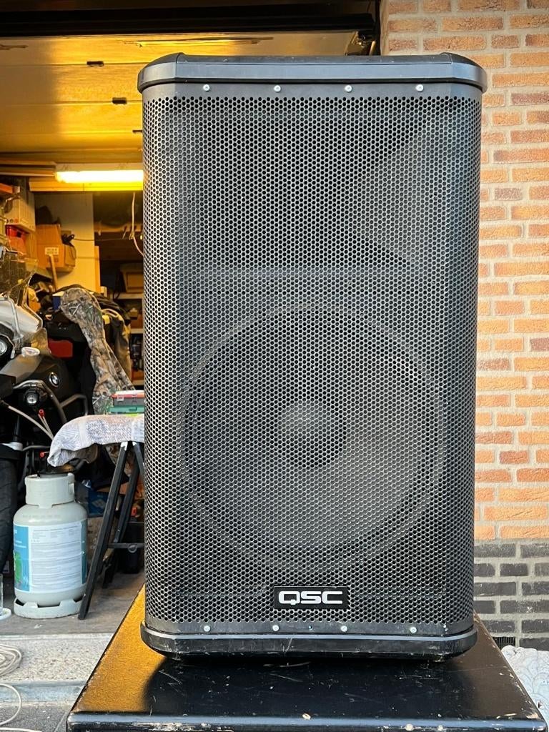 Te huur aangeboden: professionele QSC speakerset., Refurbished, 60 tot 120 watt, Complete surroundset, Ophalen