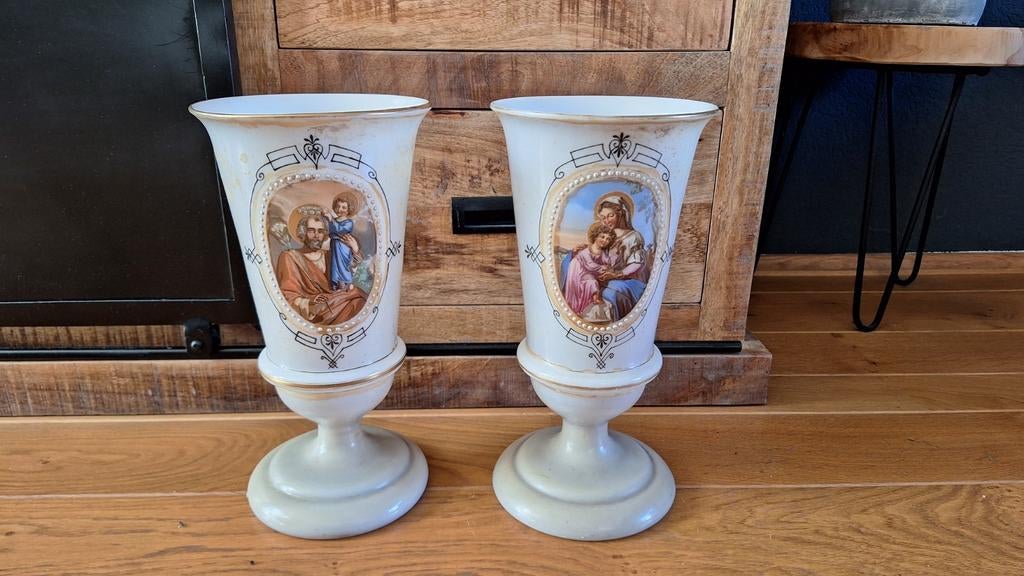 2 antieke opaline glazen vazen met religieuze voorstellingen, Ophalen of Verzenden