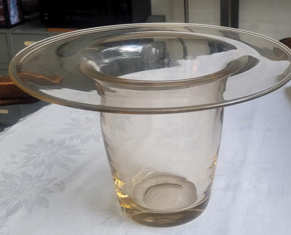 Bijzondere vaas champagne kleurig glas, met brede rand, Overige kleuren, Ophalen of Verzenden, Minder dan 50 cm, Glas