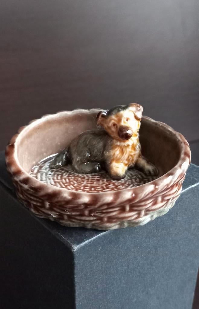 Wade puppy in mand, Wade England miniatuur figuur, beeldje, Verzamelen, Ophalen of Verzenden
