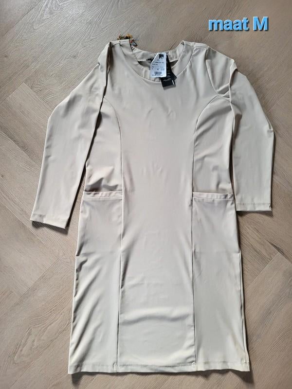 Nieuwe zandkleurige jurk van Donna Due maat M, Kleding | Dames, Jurken, Maat 38/40 (M), Beige, Nieuw, Ophalen of Verzenden