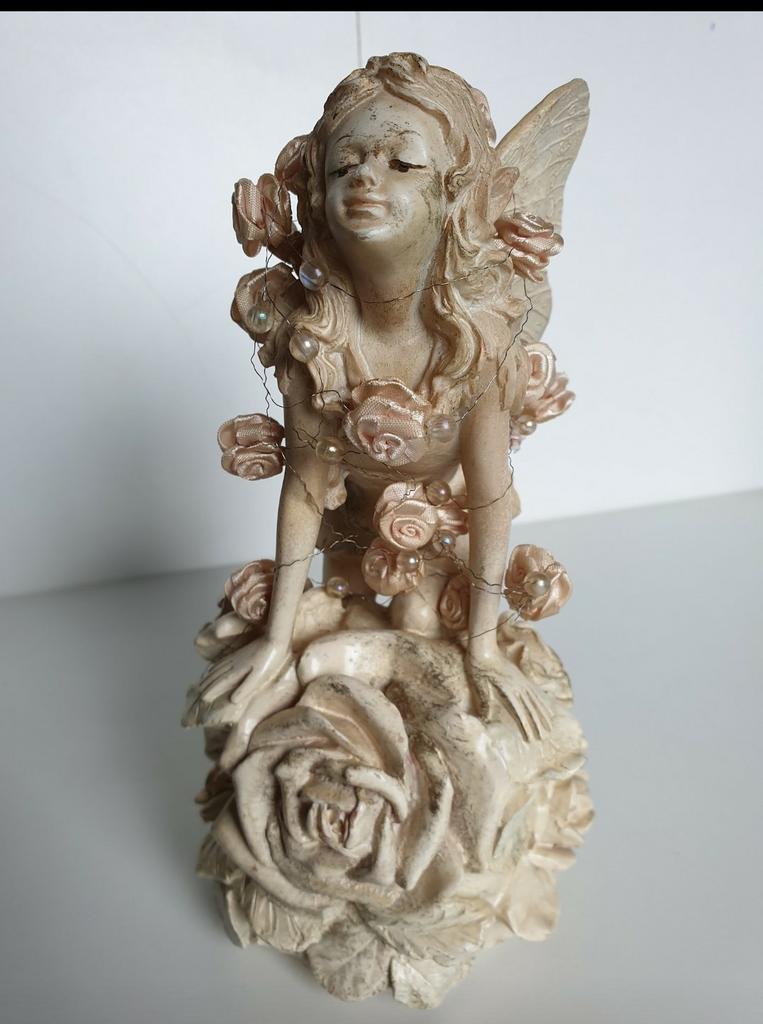 1471)Beeld uit steen mesje met bloemen, Antiek en Kunst, Ophalen of Verzenden