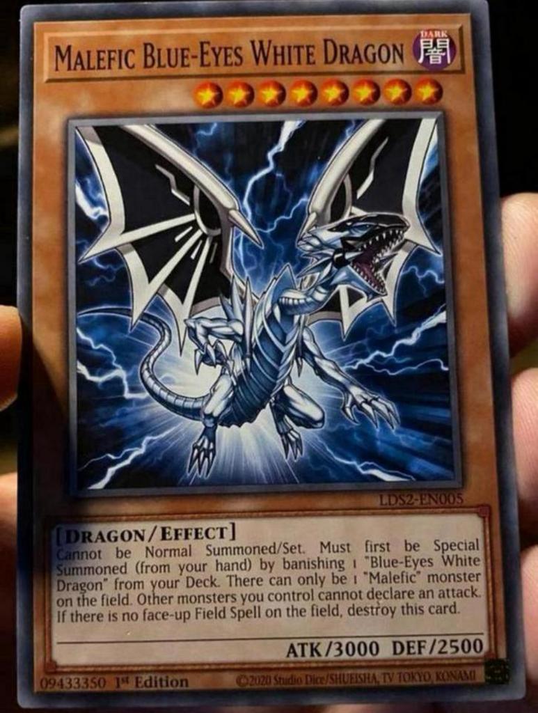Yu-Gi-Oh! Malefic Blue Eyes White Dragon LDS2 1st !, Hobby en Vrije tijd, Verzamelkaartspellen | Yu-gi-Oh!, Verzenden, Zo goed als nieuw