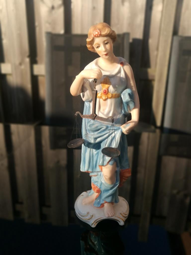 Porseleinen beeldje Justitia met weegschaal- Goebel, Ophalen of Verzenden