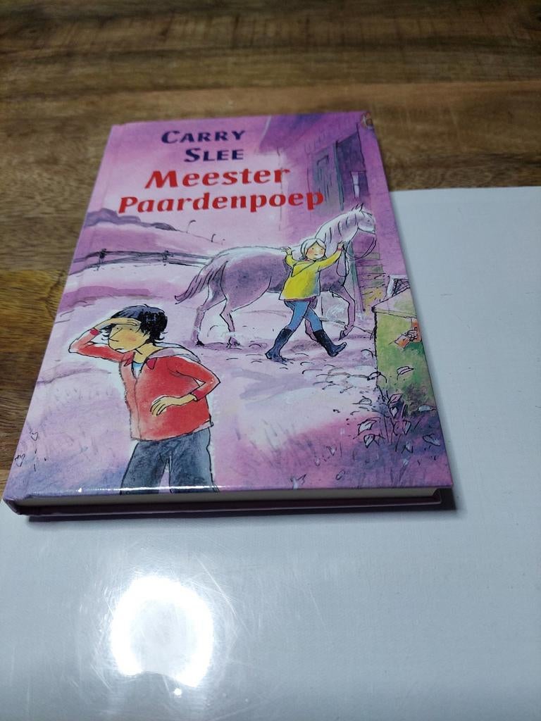 Meester Paardenpoep - Carry Slee, Ophalen of Verzenden, Gelezen, Carry Slee, Fictie algemeen