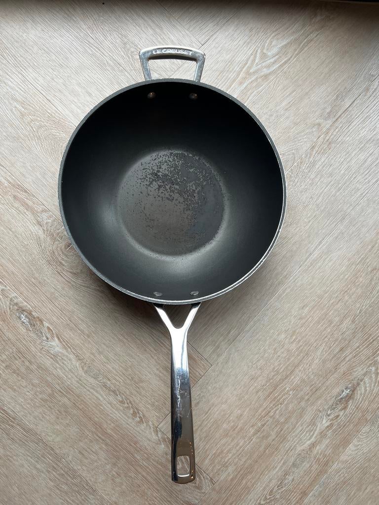 Le Creuset wokpan - beschadigde anti-aanbaklaag, Huis en Inrichting, Keuken | Potten en Pannen, Ophalen of Verzenden, Gebruikt