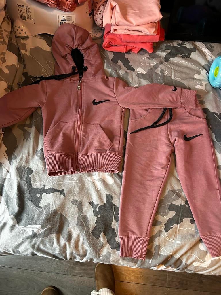 trainingspaken maat 92 de 2 nike en Tommy hilfiger 12/18 m, Ophalen, Zo goed als nieuw