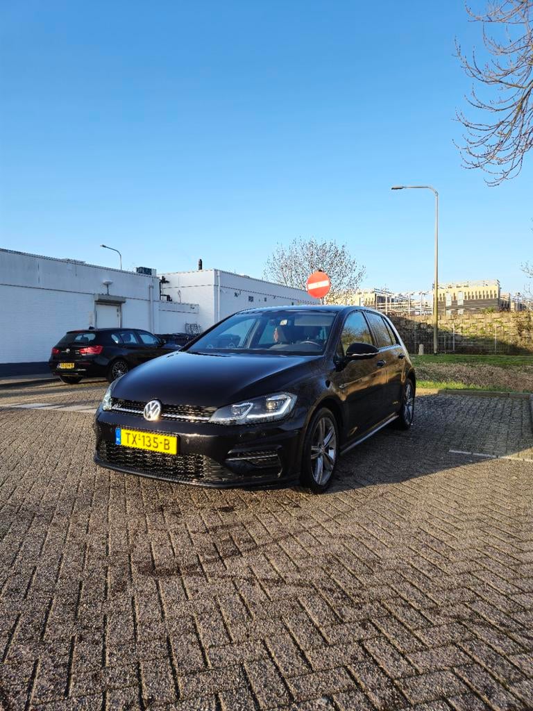 Volkswagen Golf 7.5 R-Line 1.0 TSI 110pk, Auto's, Volkswagen, Voorwielaandrijving, USB, Zwart, Origineel Nederlands