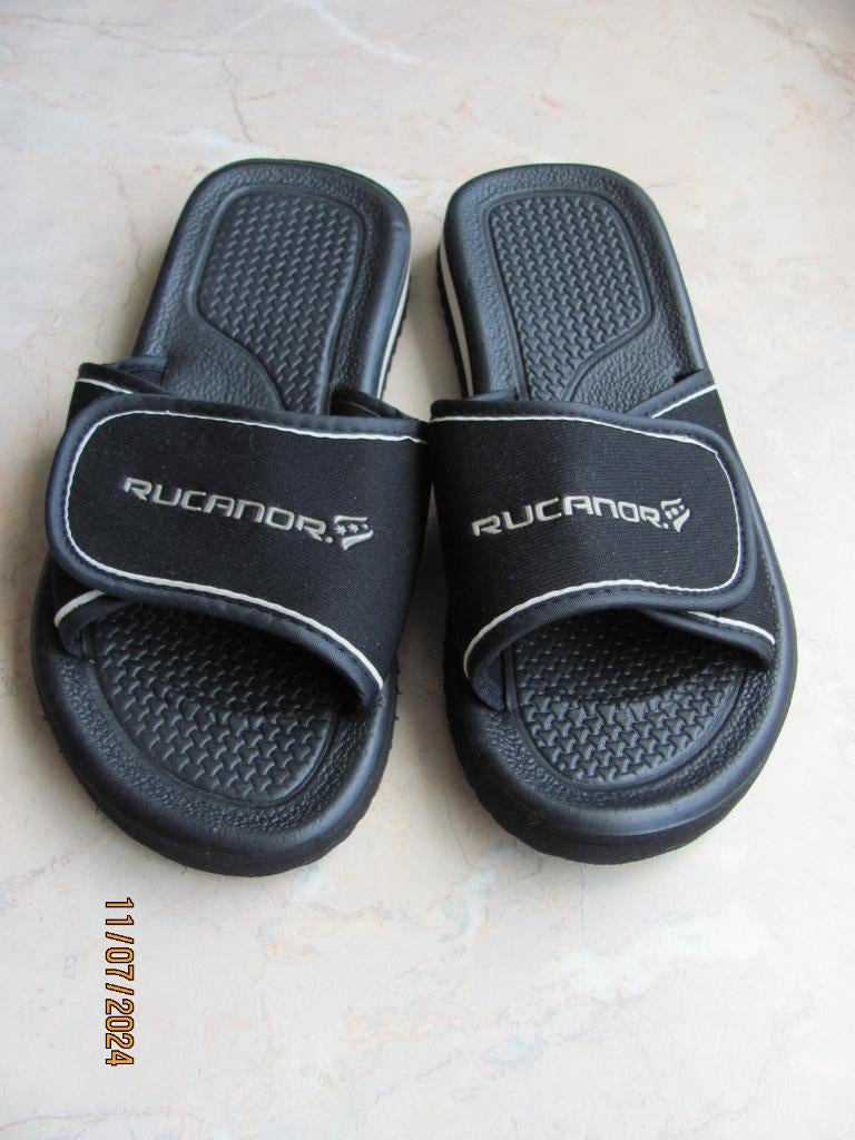 NIEUWSTAAT Zwart - witte BADSLIPPERS uniseks RUCANOR 37/ 38, Slippers, Zwart, Ophalen of Verzenden, Zo goed als nieuw