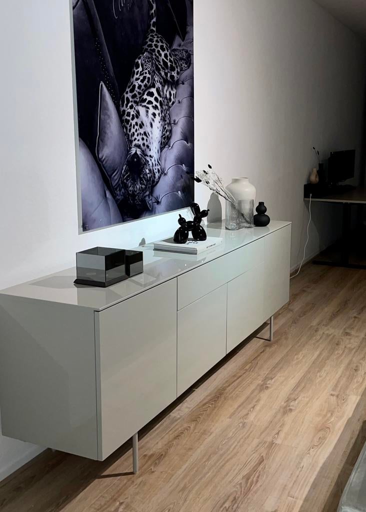 Dressoir Westwing licht beige glanzend, Huis en Inrichting, Kasten | Dressoirs, Ophalen, Gebruikt, Met deur(en), 200 cm of meer